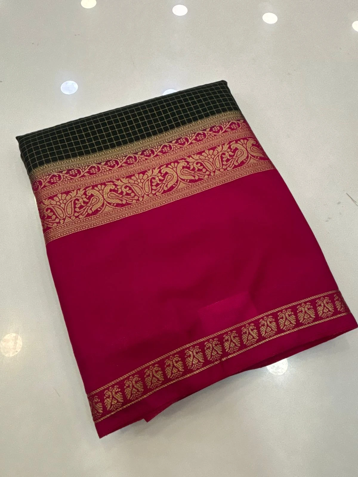 SEMI CRAPE Checks 2D BENTEX border