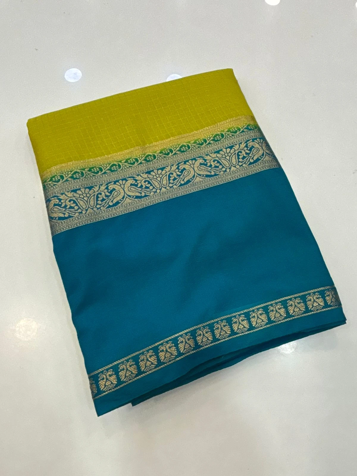 SEMI CRAPE Checks 2D BENTEX border
